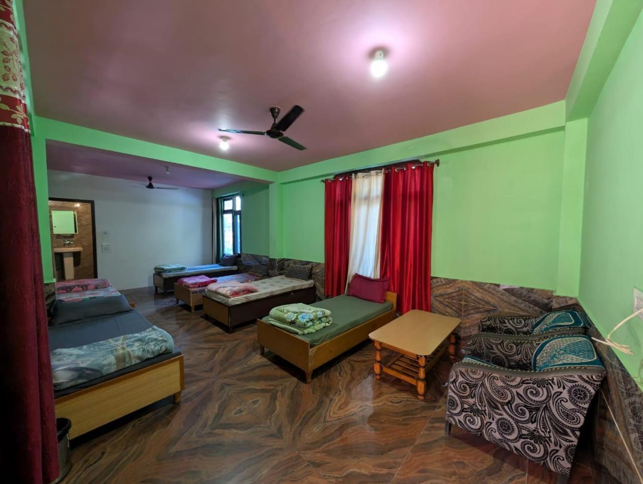 Homestay Dream Valley #near Mall Road #river View #parking #gaming Zone #open Terrace #restaurant