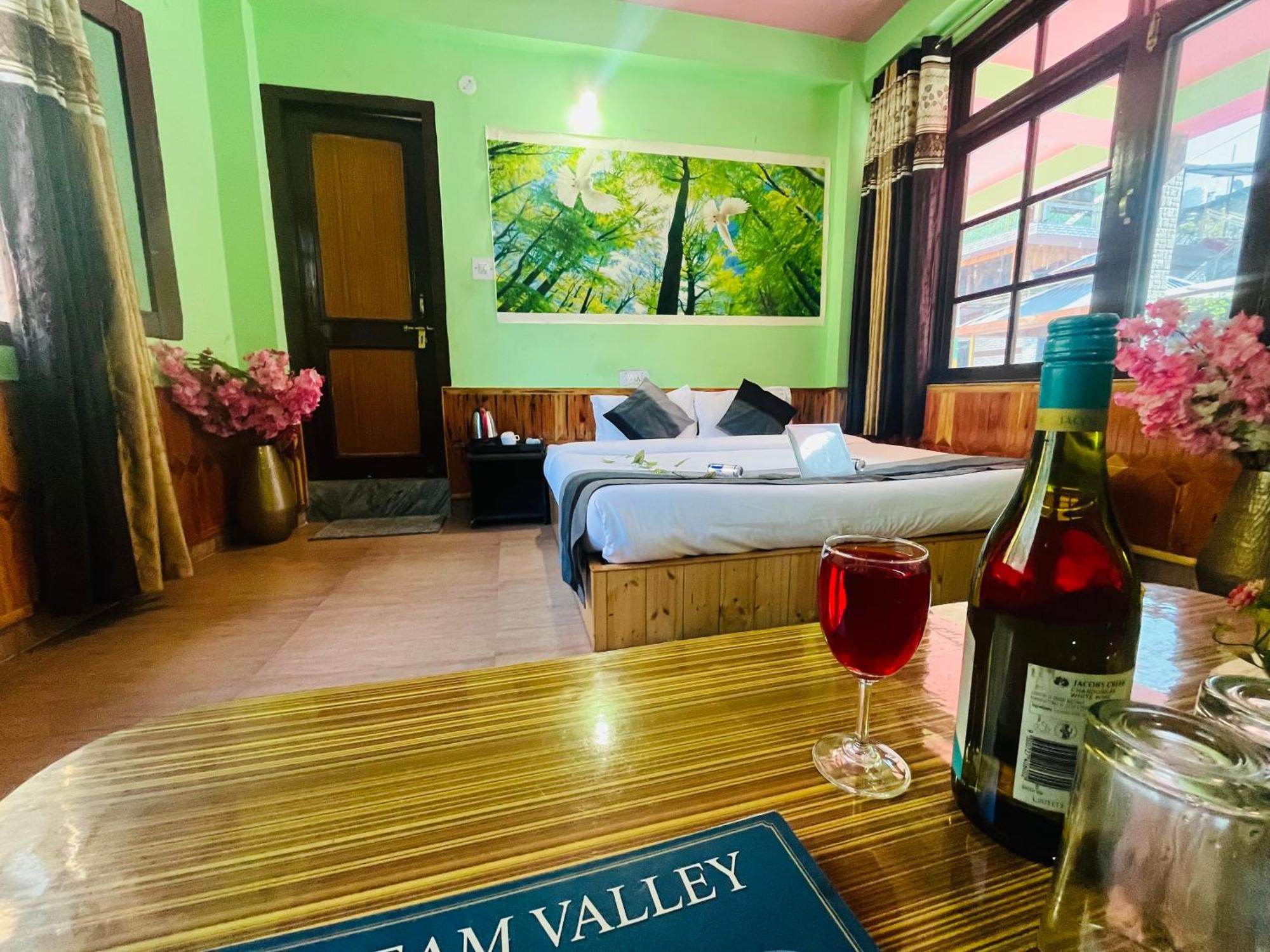 Homestay Dream Valley #near Mall Road #river View #parking #gaming Zone #open Terrace #restaurant Kasol