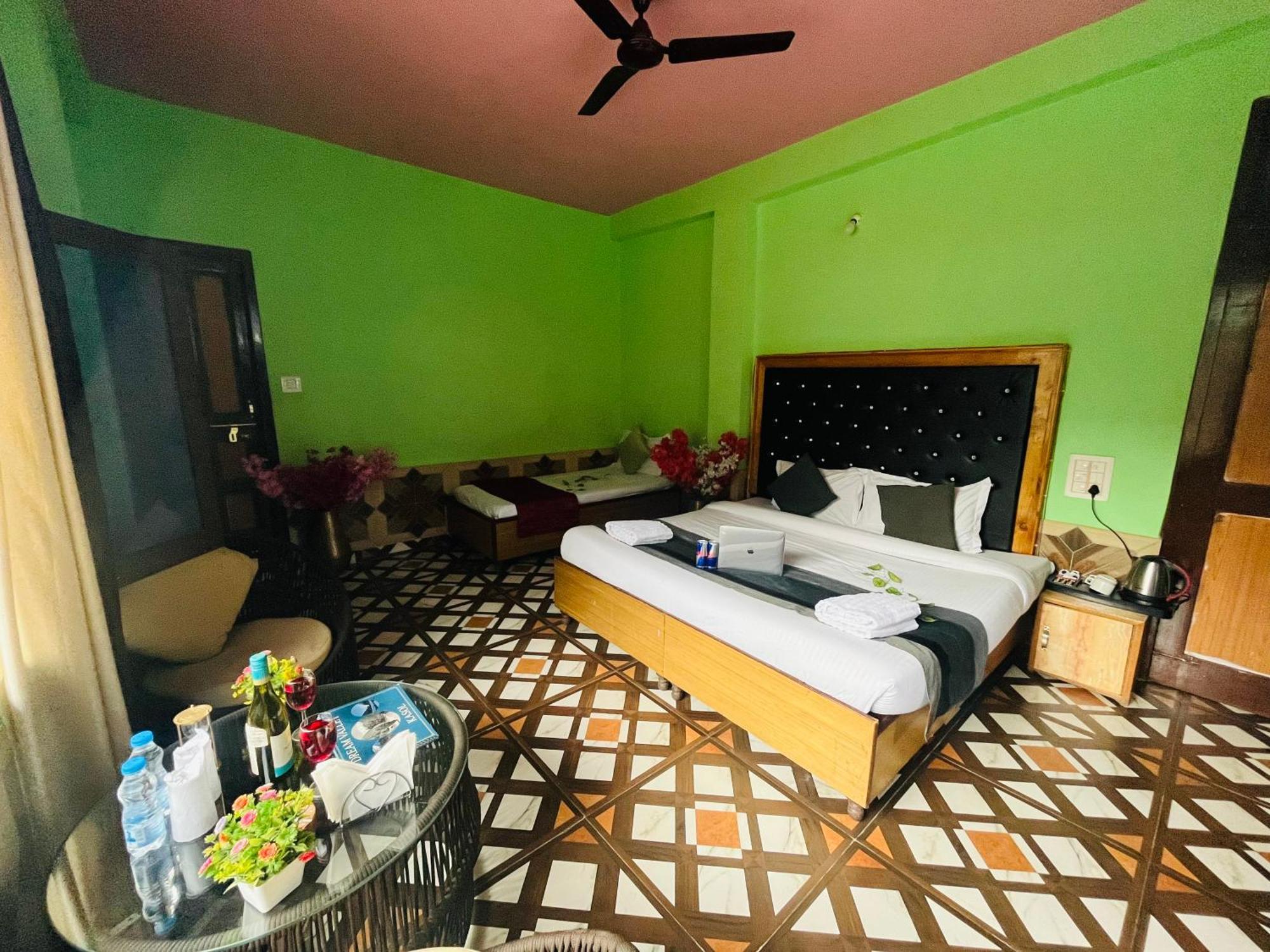 Homestay Dream Valley #near Mall Road #river View #parking #gaming Zone #open Terrace #restaurant *