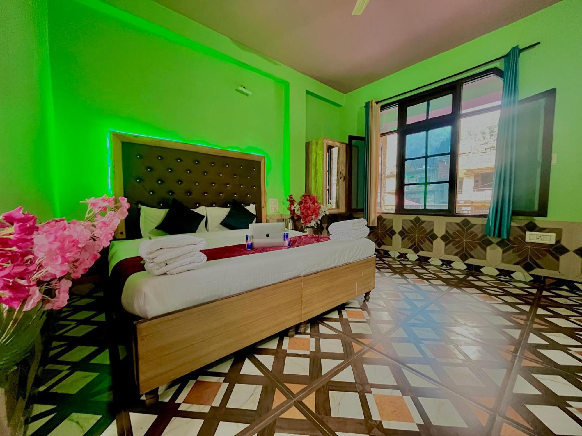 Dream Valley #near Mall Road #river View #parking #gaming Zone #open Terrace #restaurant Homestay *