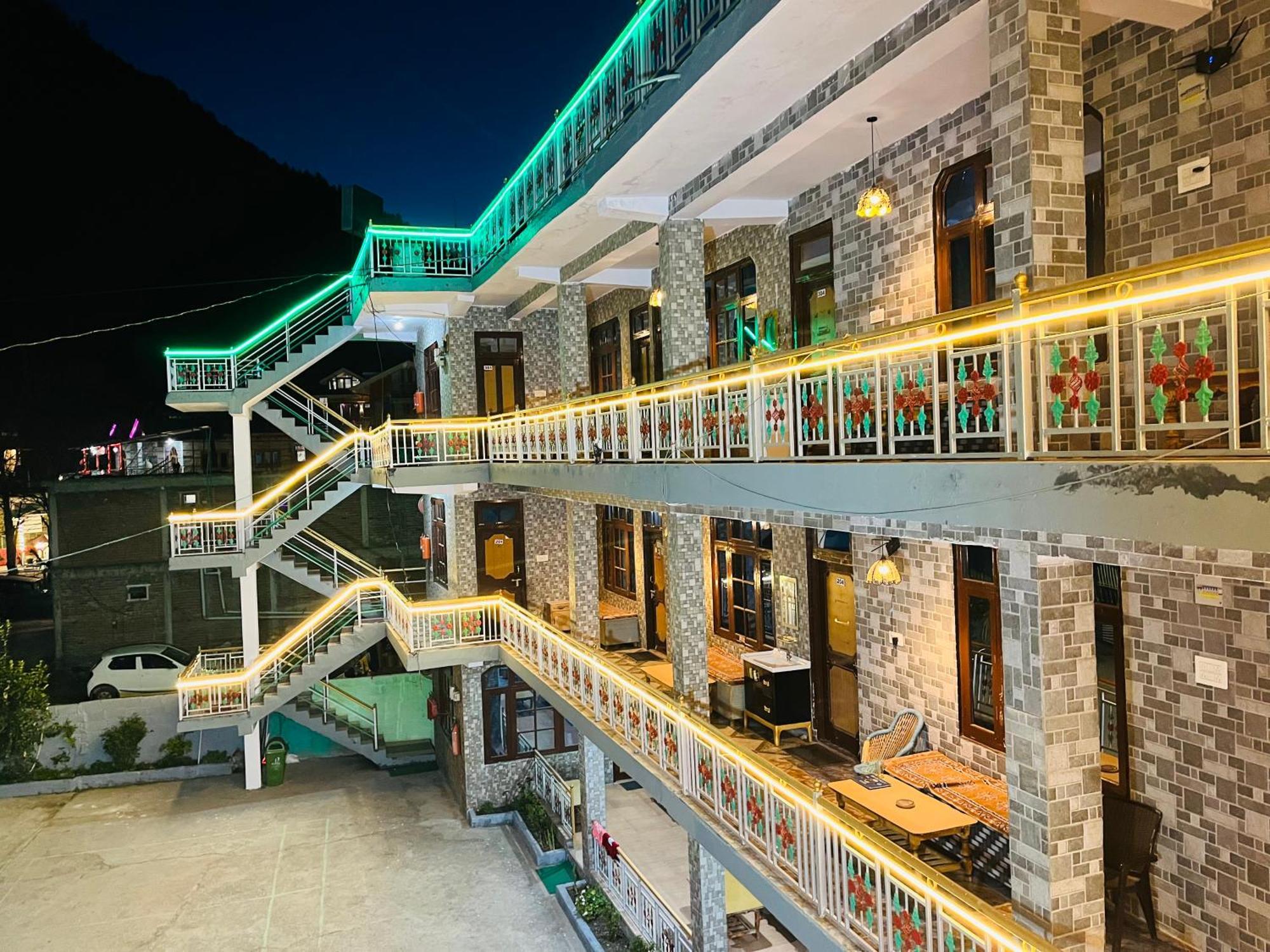 Homestay Dream Valley #near Mall Road #river View #parking #gaming Zone #open Terrace #restaurant