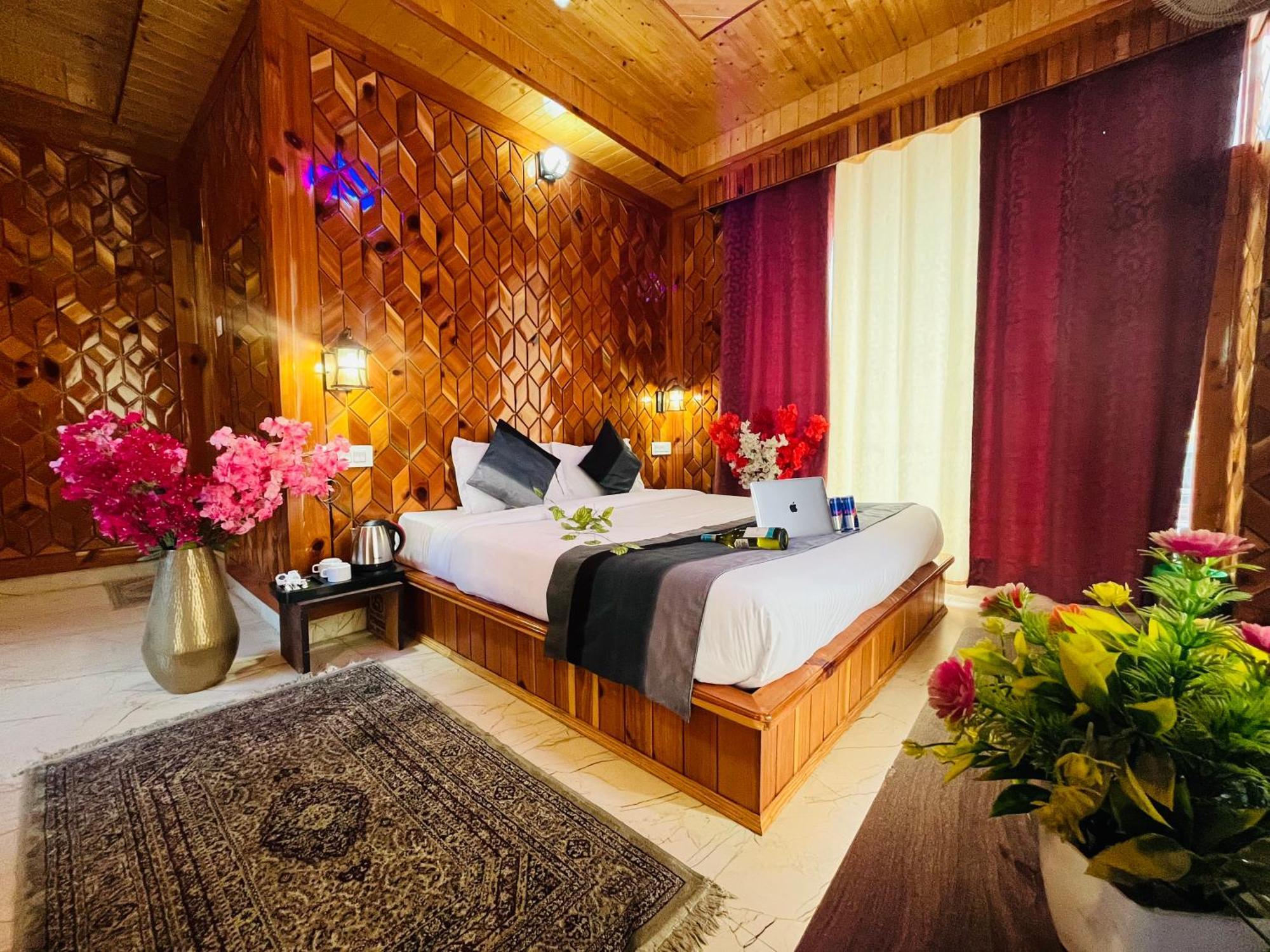 Homestay Dream Valley #near Mall Road #river View #parking #gaming Zone #open Terrace #restaurant