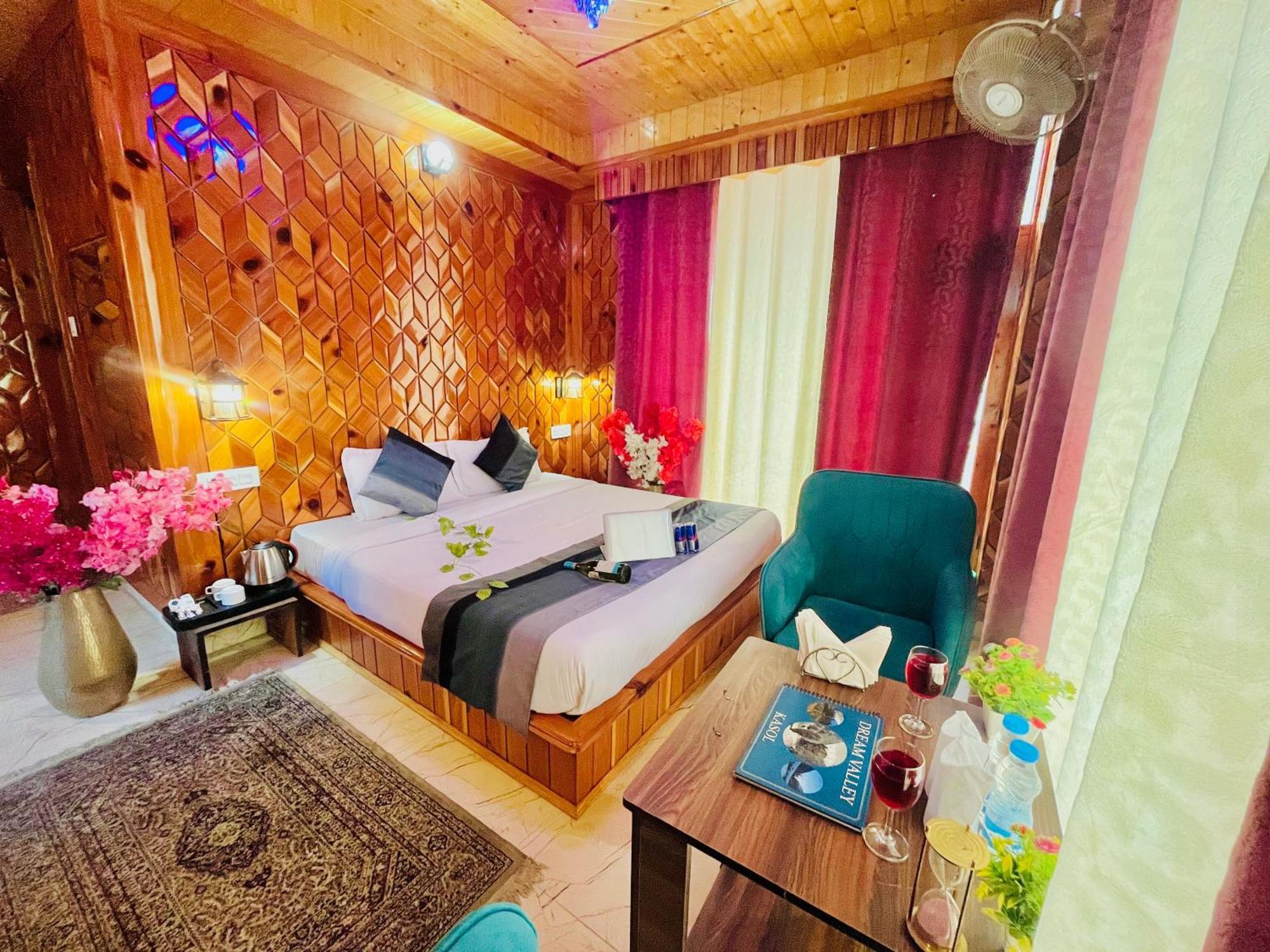Homestay Dream Valley #near Mall Road #river View #parking #gaming Zone #open Terrace #restaurant *