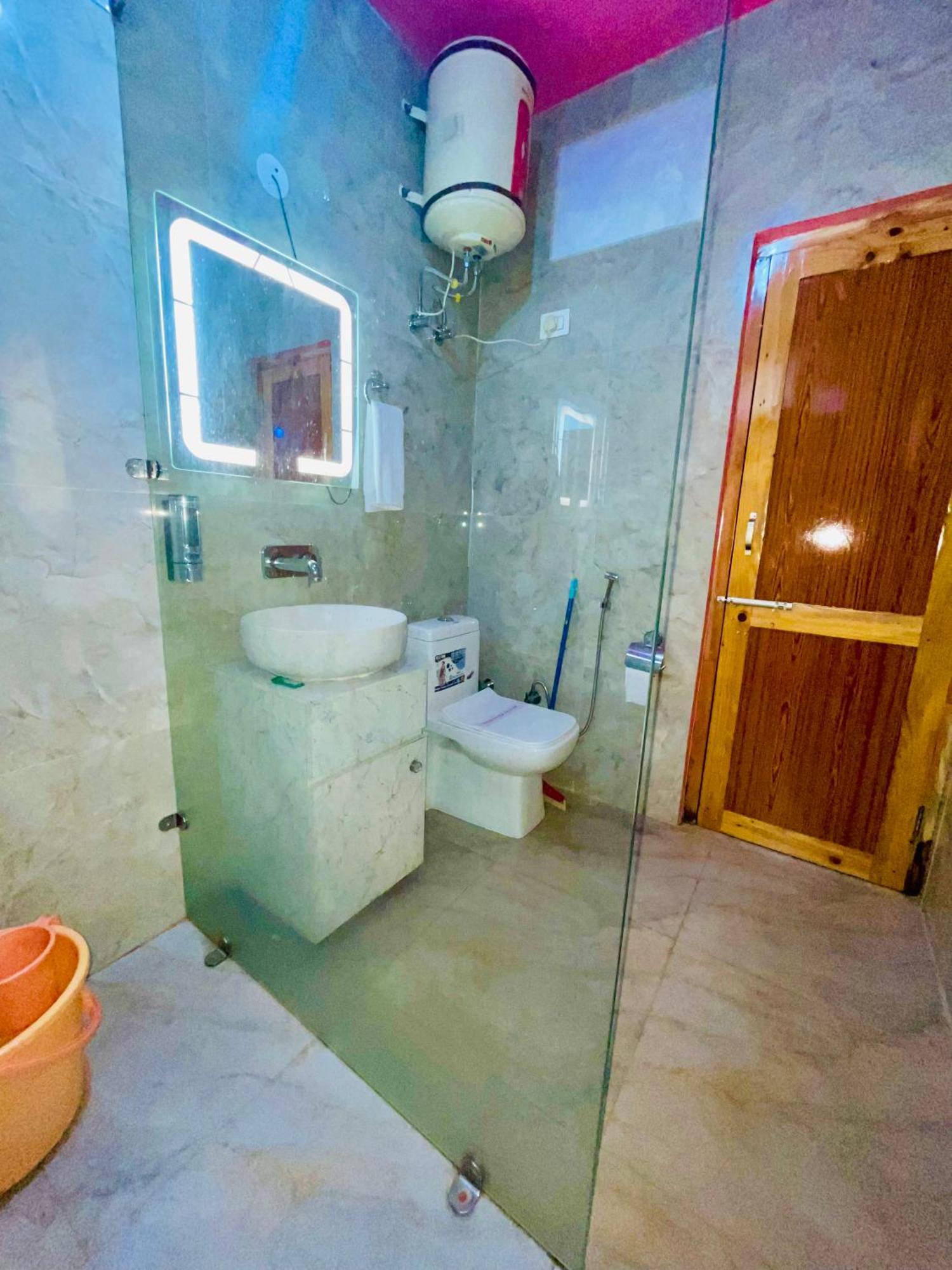 Homestay Dream Valley #near Mall Road #river View #parking #gaming Zone #open Terrace #restaurant Kasol