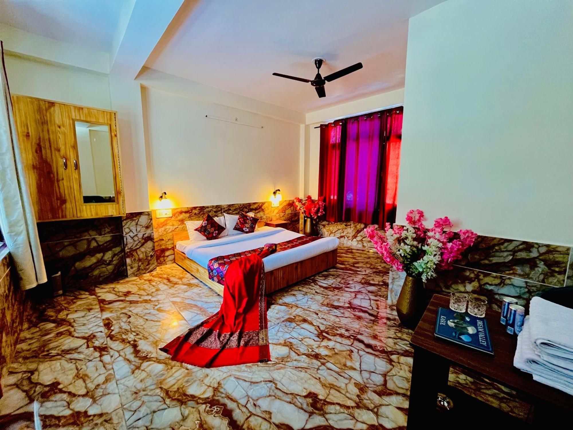 Homestay Dream Valley #near Mall Road #river View #parking #gaming Zone #open Terrace #restaurant
