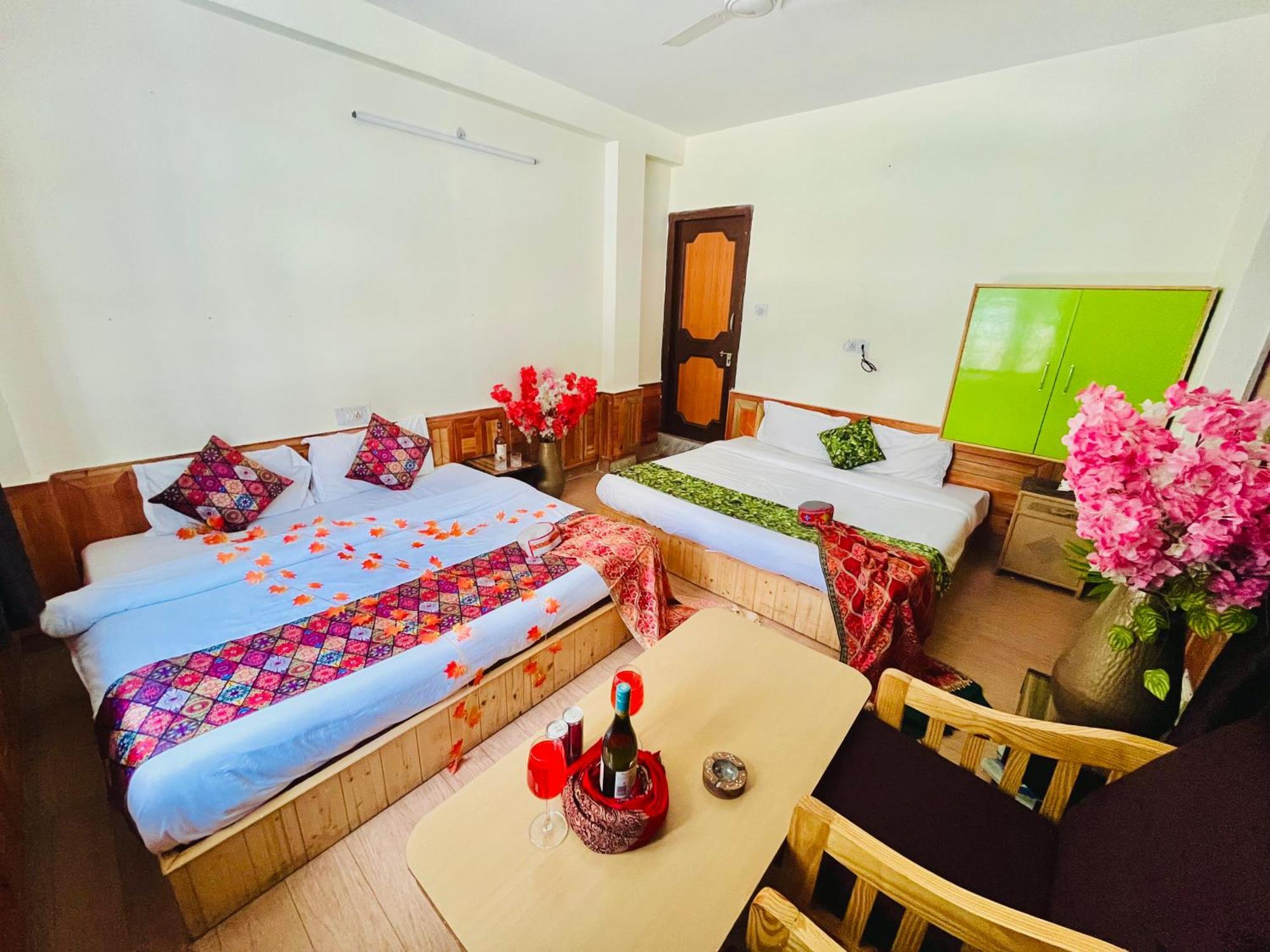 Dream Valley #near Mall Road #river View #parking #gaming Zone #open Terrace #restaurant Homestay *