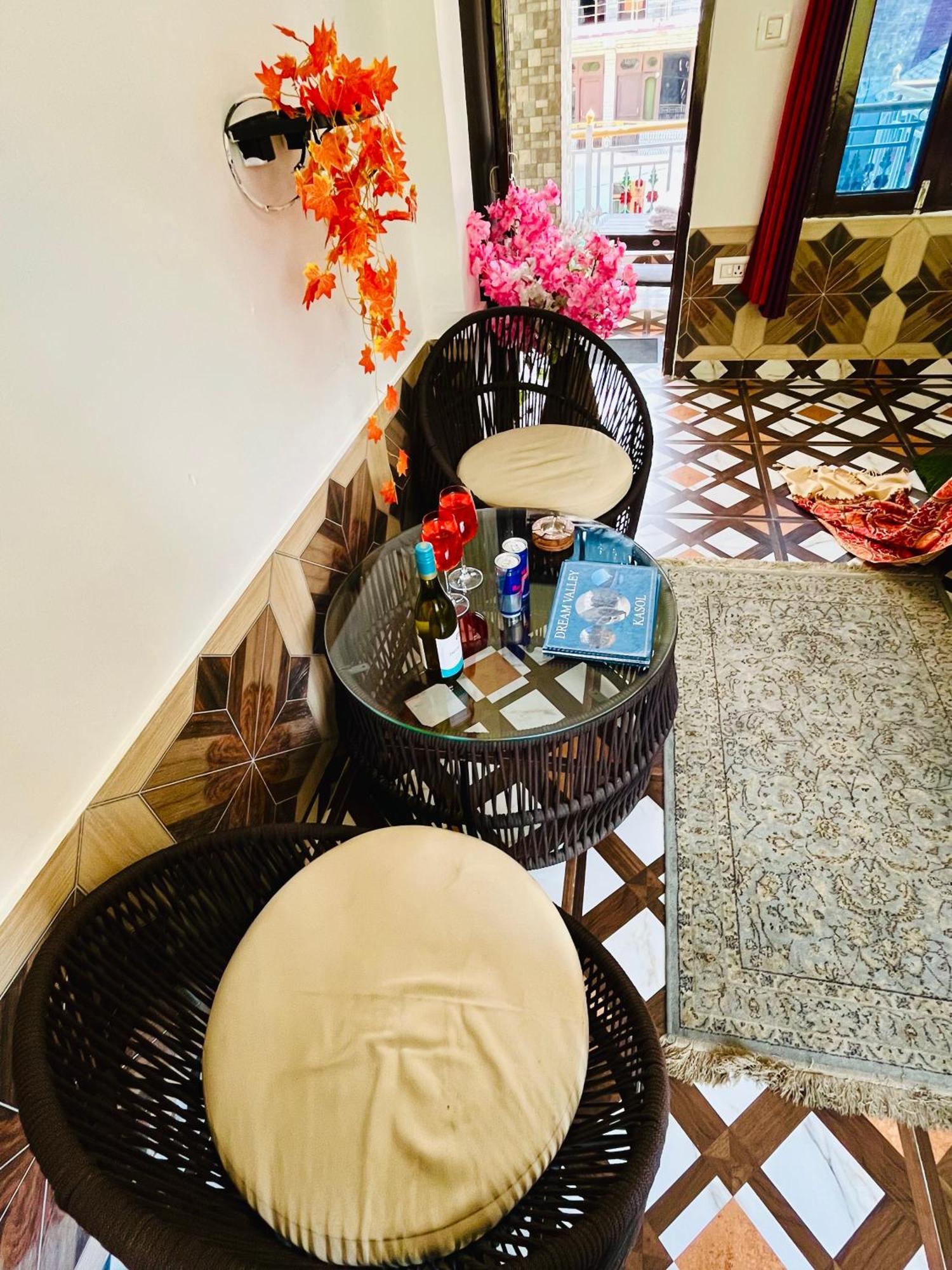 Homestay Dream Valley #near Mall Road #river View #parking #gaming Zone #open Terrace #restaurant *