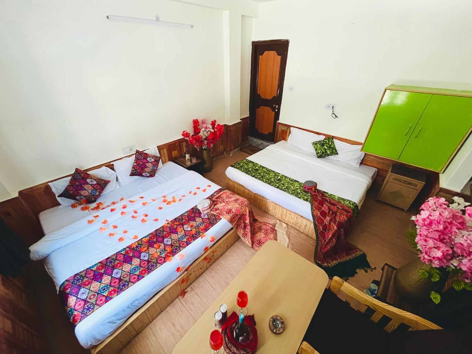 Homestay Dream Valley #near Mall Road #river View #parking #gaming Zone #open Terrace #restaurant