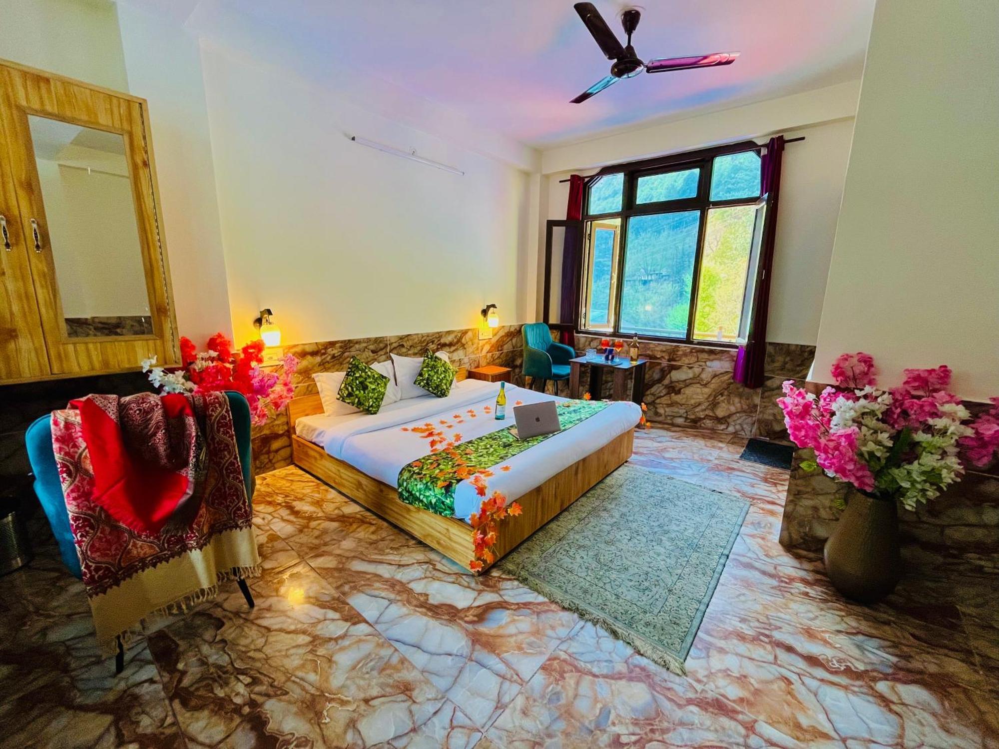 Homestay Dream Valley #near Mall Road #river View #parking #gaming Zone #open Terrace #restaurant *