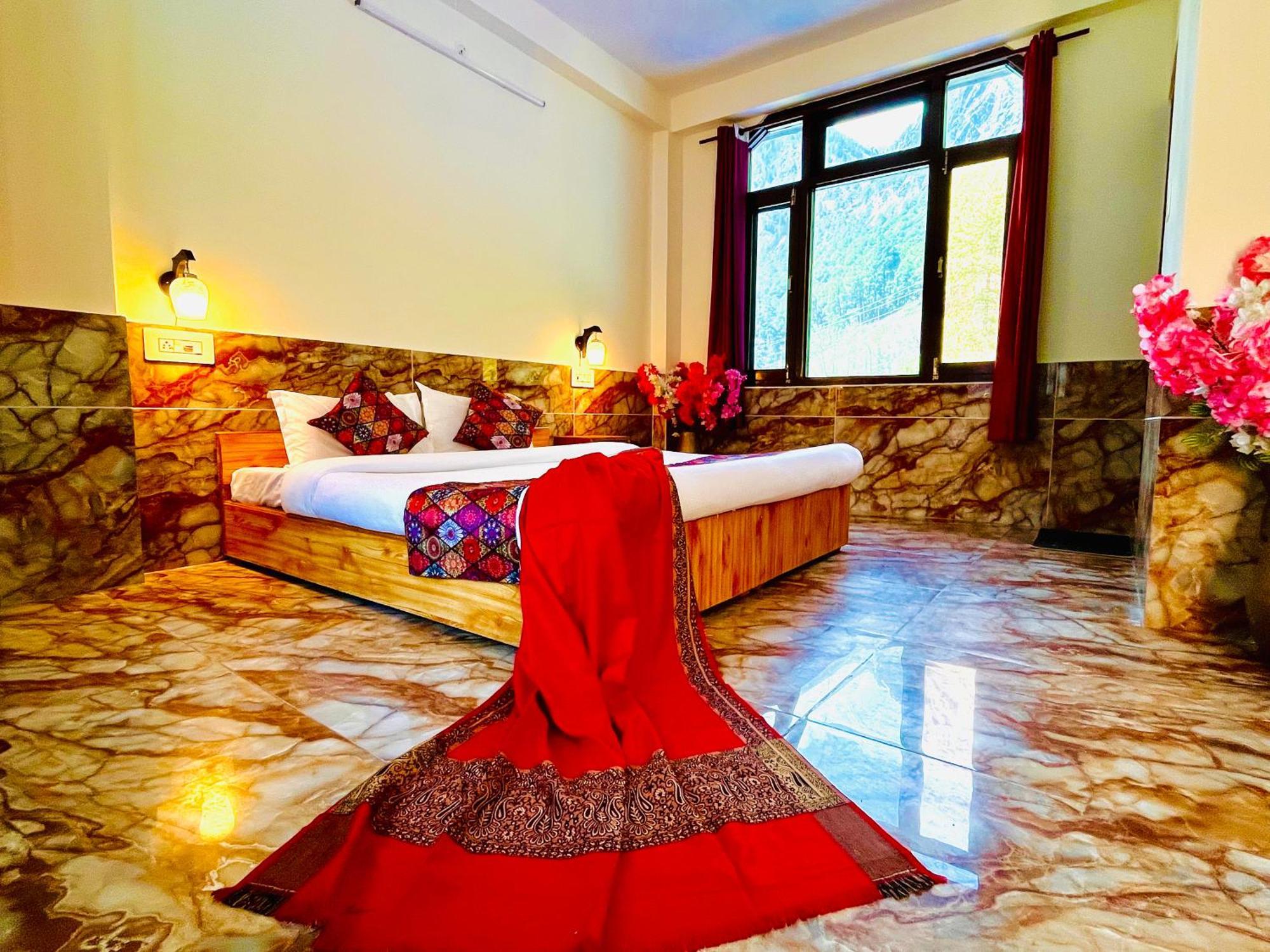 Dream Valley #near Mall Road #river View #parking #gaming Zone #open Terrace #restaurant Homestay Kasol