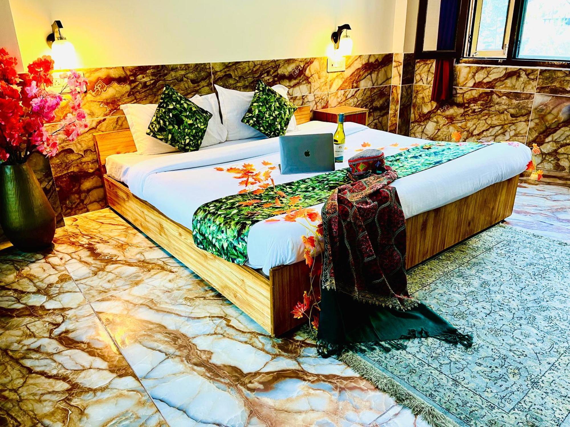 Dream Valley #near Mall Road #river View #parking #gaming Zone #open Terrace #restaurant Homestay *